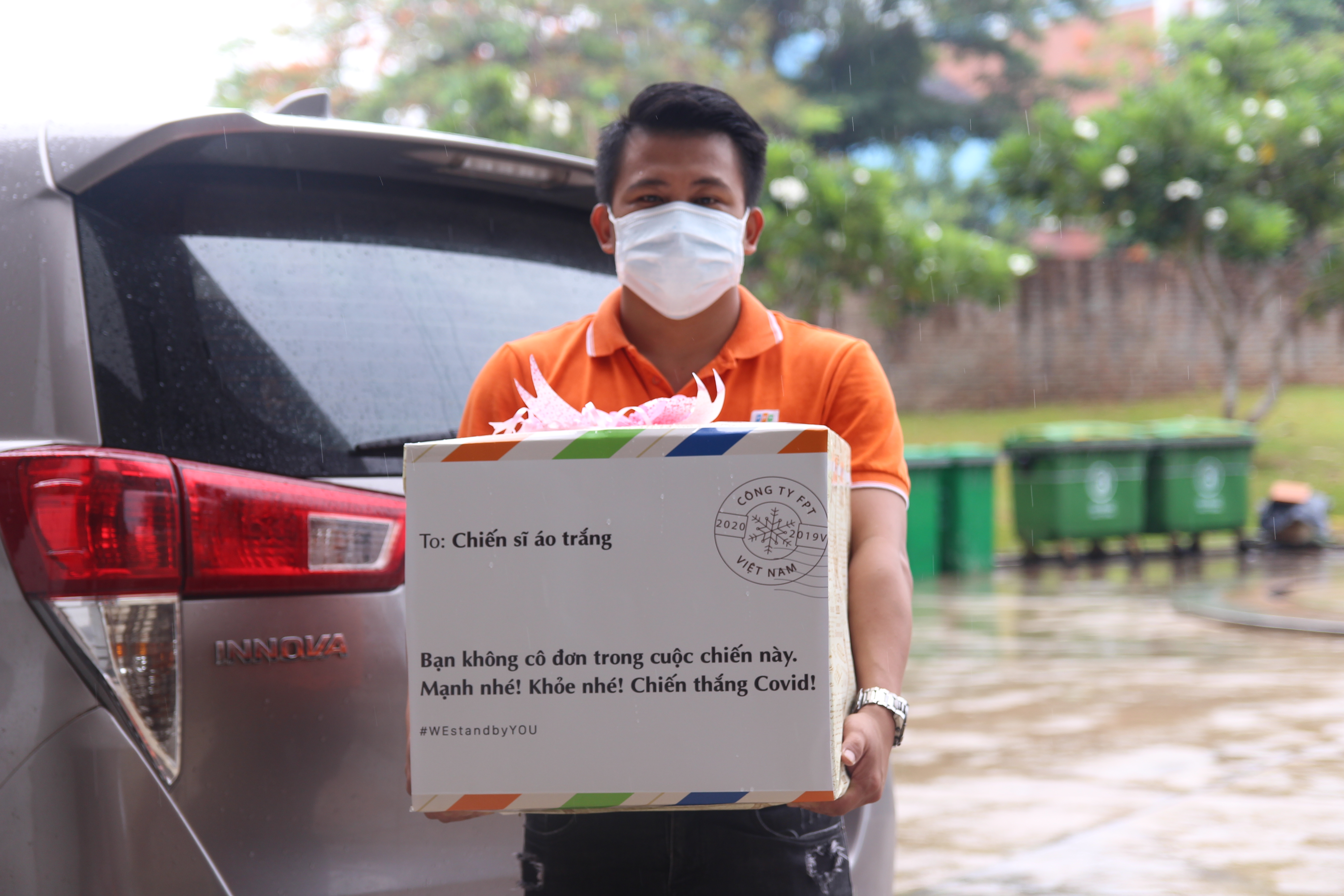 Trao thiết bị, nhu yếu phẩm tặng đội ngũ y tế phòng, chống dịch Covid-19 tại TP Đà Nẵng